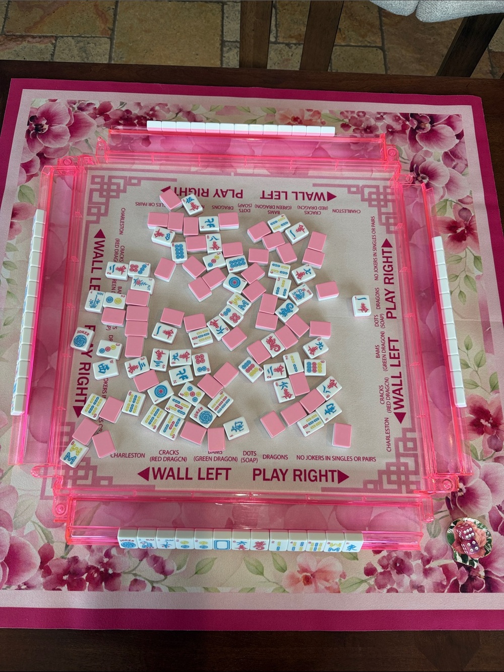 Pink Mahjong set: 166 tiles, tile bag, racks with pushers, pretty mat, dice etc